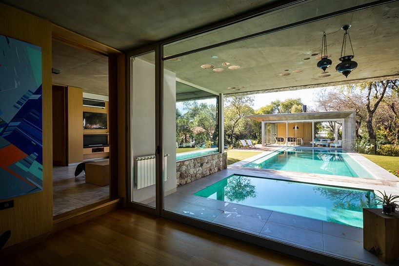 A casa dispõe de duas piscinas