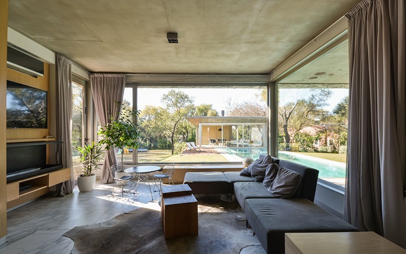 É possível descansar no sofá com vista para o jardim