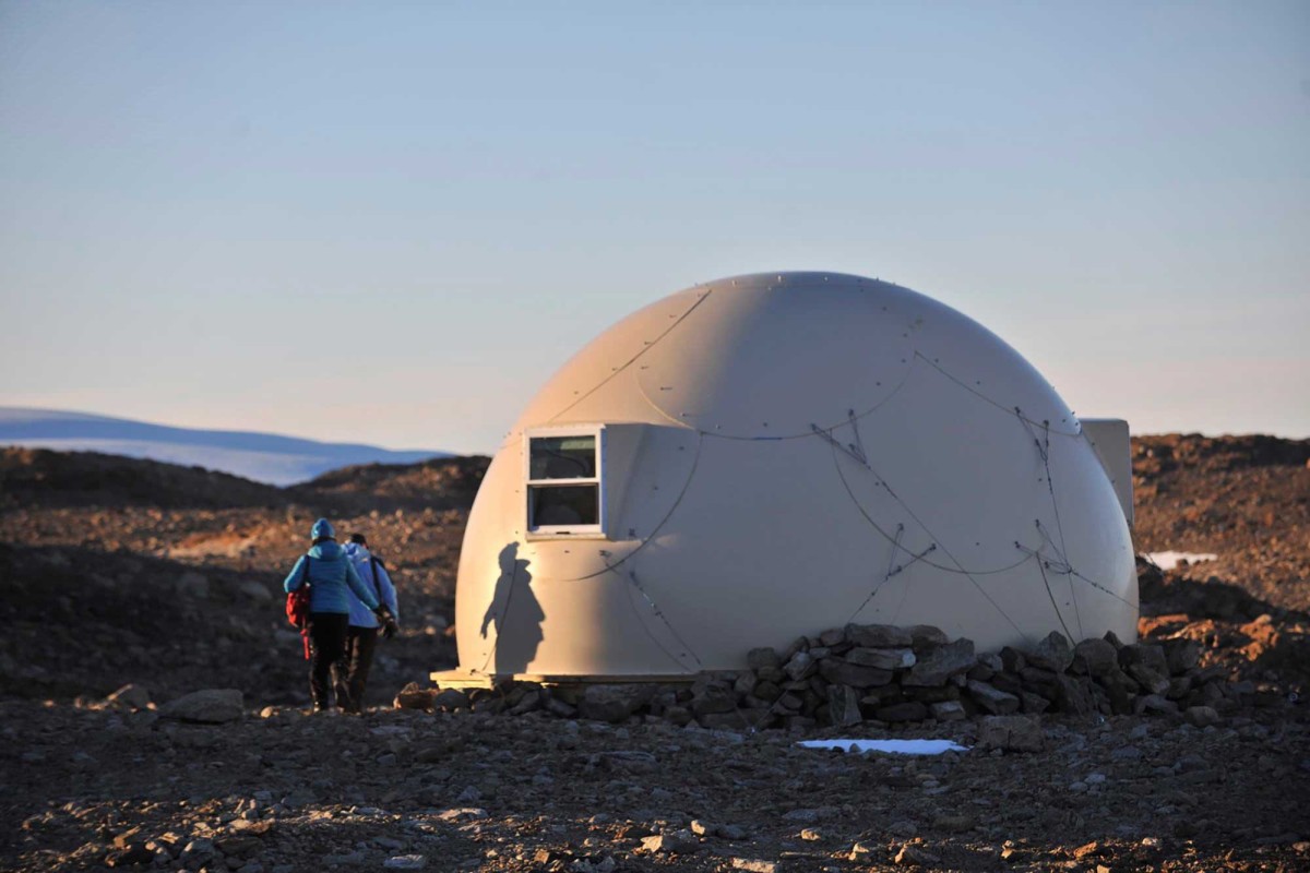 fibre_glass_pods_of_white_deserts_camp