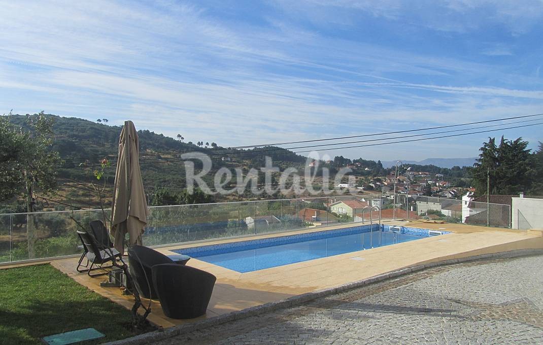 Casas de fim de semana: A insustentável leveza de uma vivenda com piscina e vista para a serra