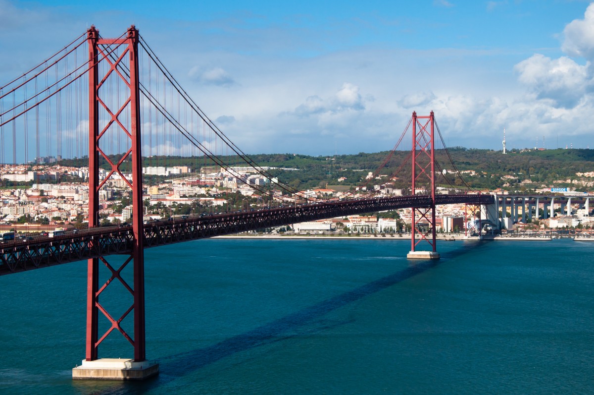 Imagem da ponte 25 de abril, com vista sobre Lisboa