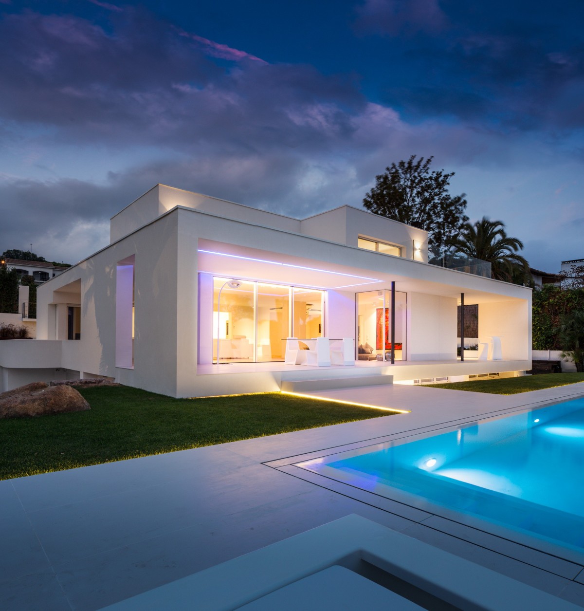 A casa tem 500 m2 e dispõe de três áreas diferenciadas 