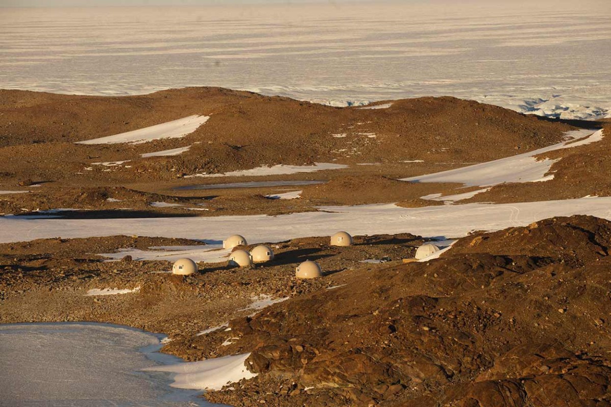 white_desert_camp_on_the_edge_of_the_frozen_lake