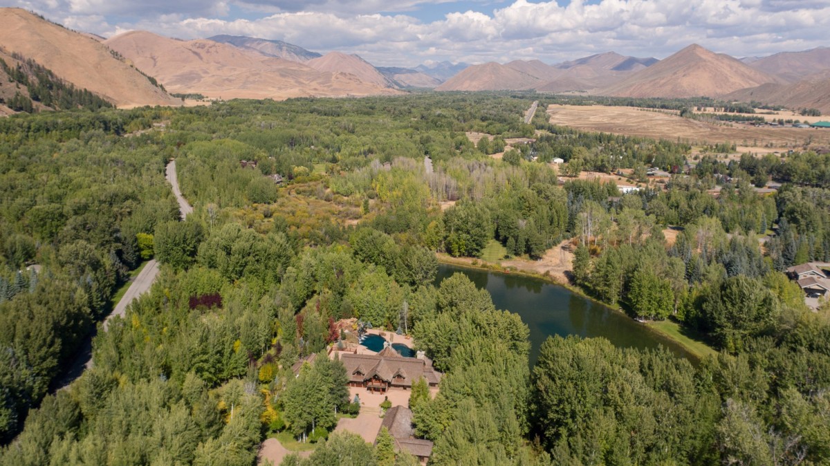A quinta está rodeada de espaços verdes bruce_willis_estate_cengel_volkers_sun_valley_photo_8