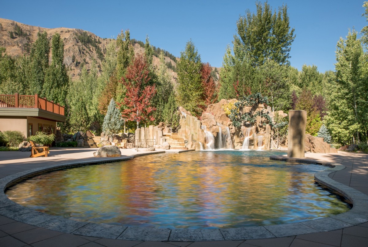 A piscina e... as cascatas bruce_willis_estate_cengel_volkers_sun_valley_photo_9