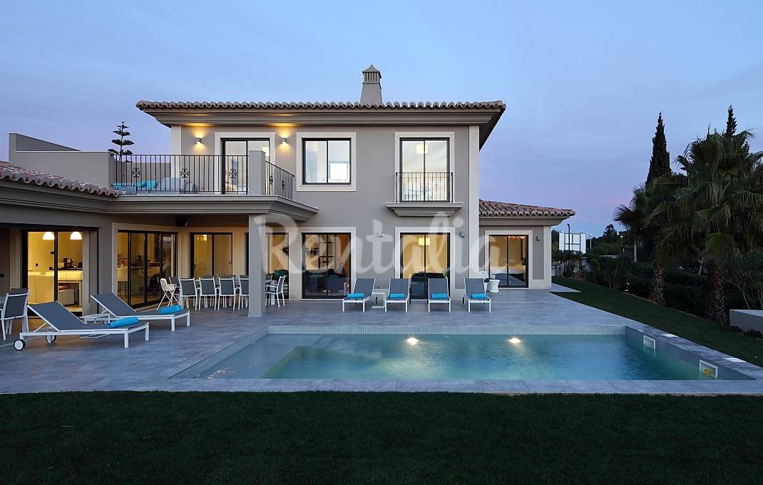 Casas de fim de semana: Mansão moderna de design com piscina em Lagoa