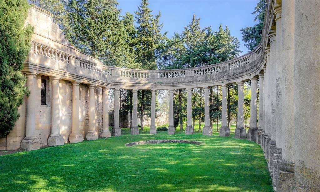 Os jardins... mansion-con-frescos-picasso13