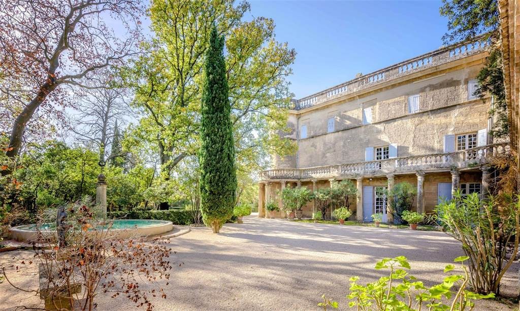 A mansão está rodeada de jardins mansion-con-frescos-picasso6