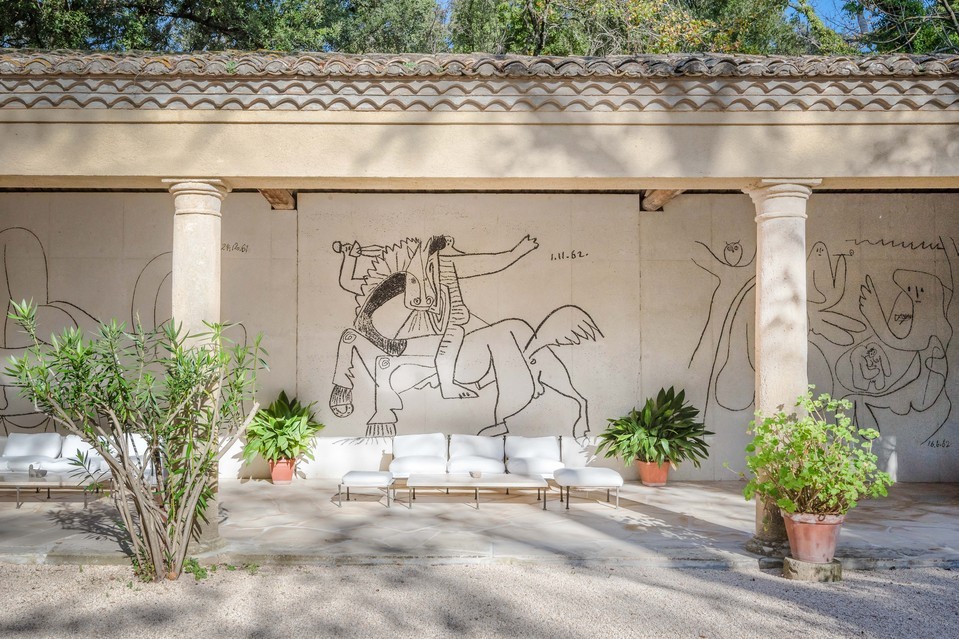 A parede de frescos de Picasso mansion-frescos-picasso2