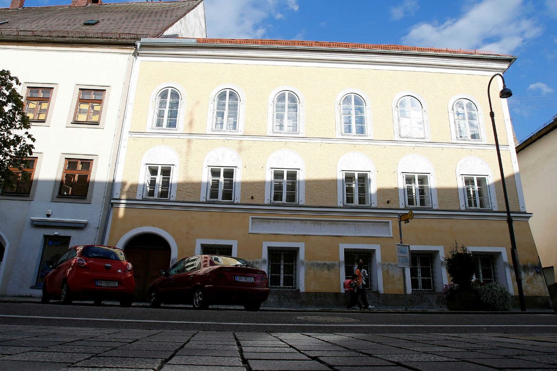 Trata-se de um grande edifício pintado de amarelo ng7732557