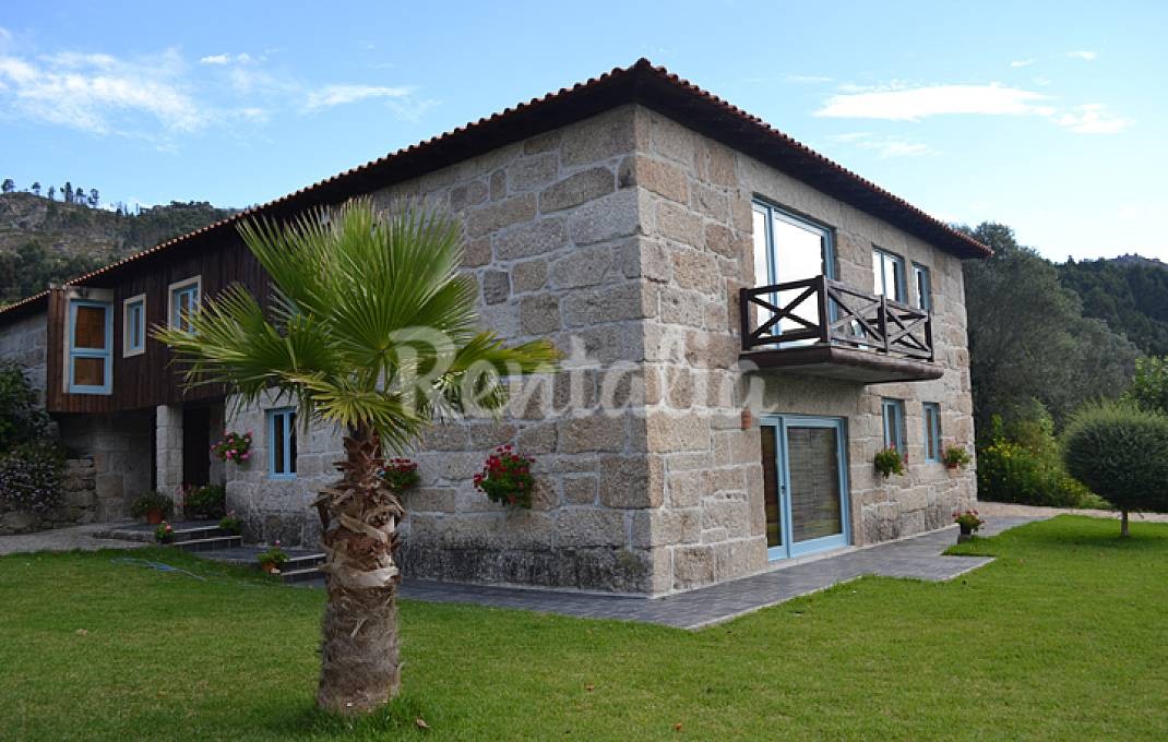 Casas de fim de semana: Refúgio de pedra rodeado de natureza em Póvoa de Lanhoso 