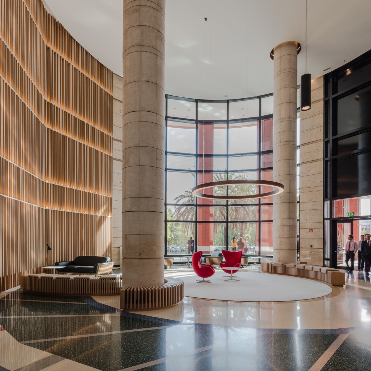 Torre Oriente, um edifício de escritórios que mais parece um hotel