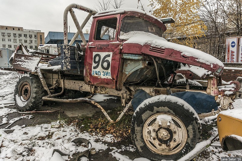 A beleza do morto: uma antiga fábrica de automóveis soviética abandonada 