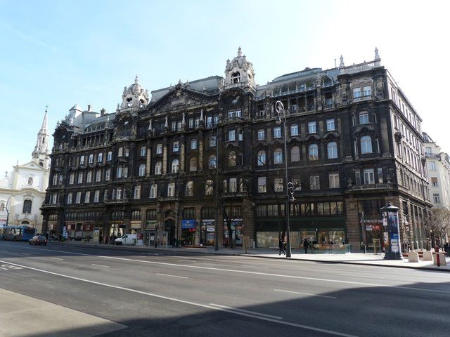 Edifício histórico no centro de Budapeste (Hungria) 18