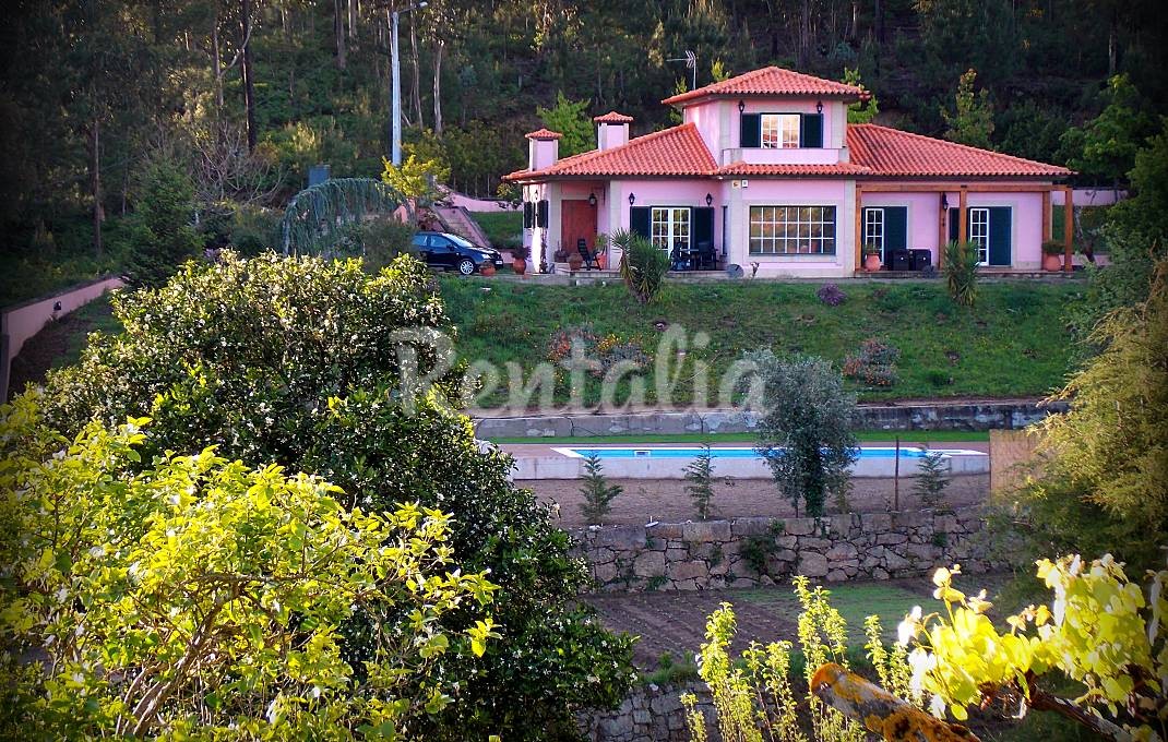 Casas de fim de semana: Escapadela com piscina e vista para a montanha em Penafiel 