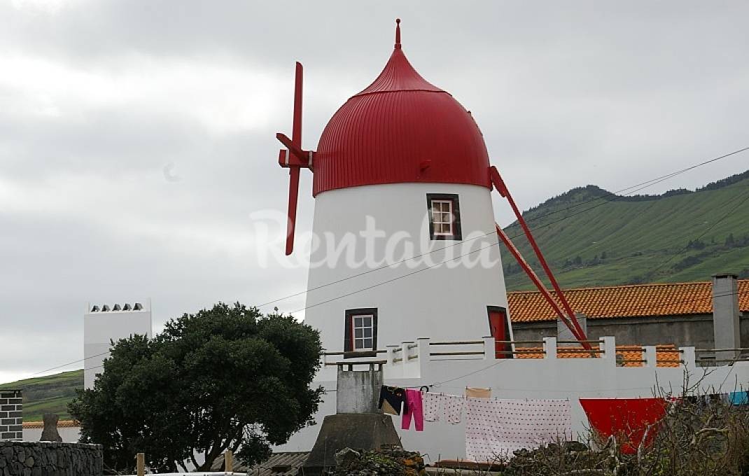 Casas de fim de semana: Dormir num moinho com vista para o mar nos Açores 