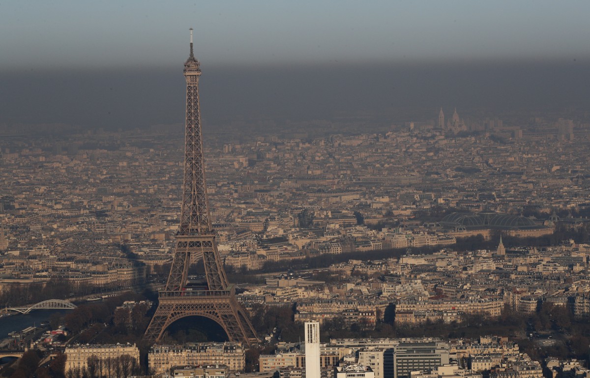 Torre Eiffel em obras para ficar protegida com parede de vidro à prova de bala