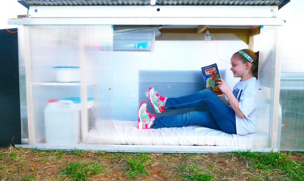 Uma menina de 10 anos construiu uma minicasa portátil e com energia solar por... 10 dólares 