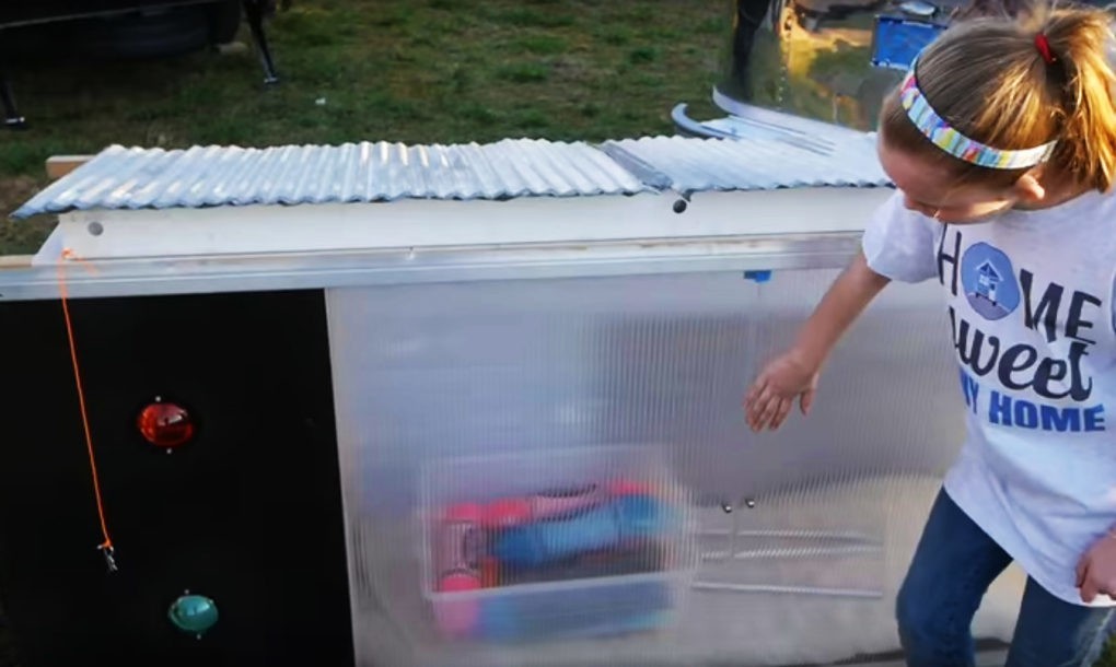 Uma menina de 10 anos construiu uma minicasa portátil e com energia solar por... 10 dólares 