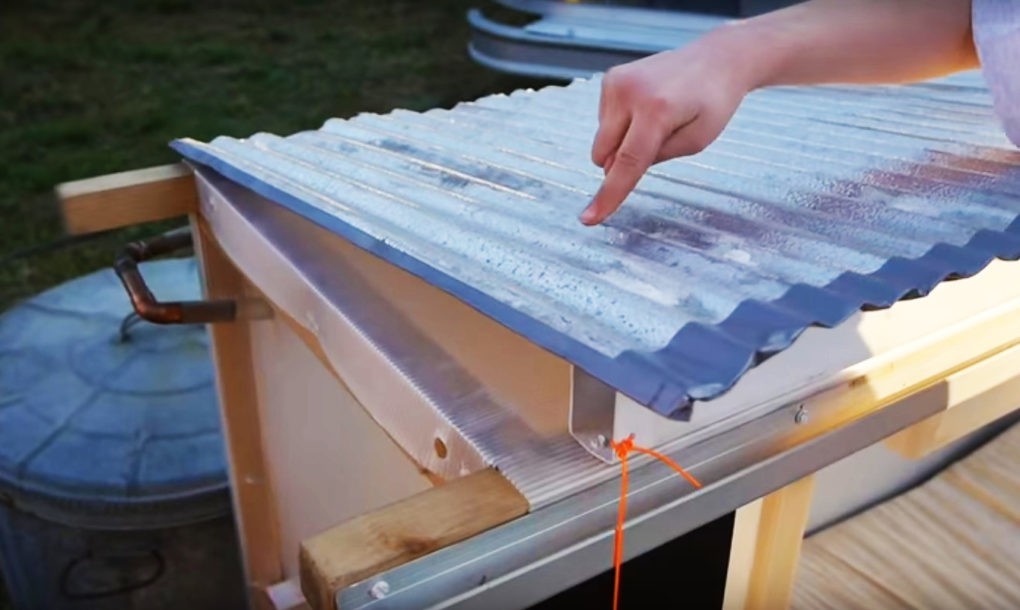 Uma menina de 10 anos construiu uma minicasa portátil e com energia solar por... 10 dólares 