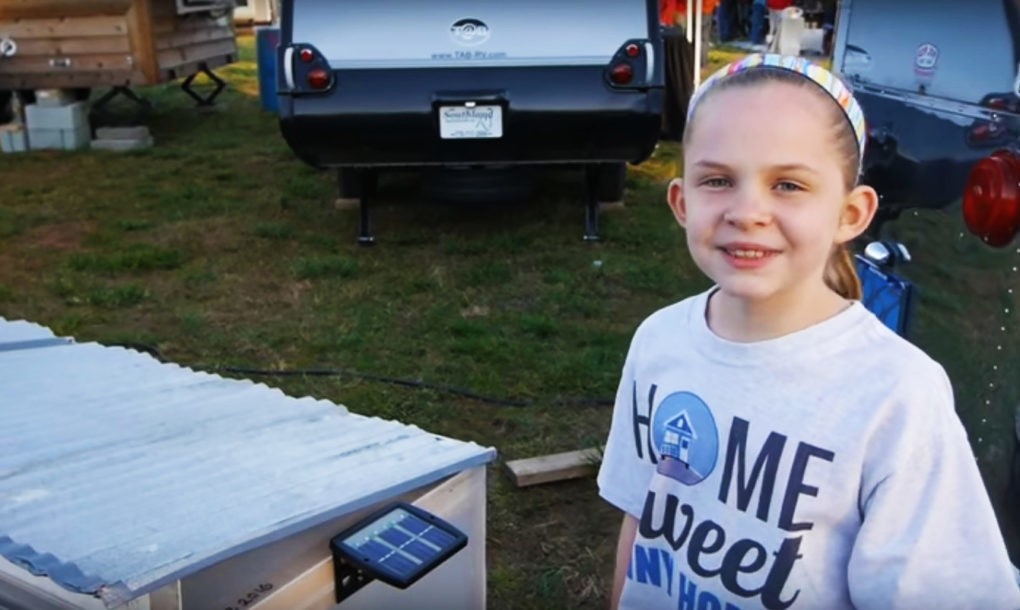 Uma menina de 10 anos construiu uma minicasa portátil e com energia solar por... 10 dólares 