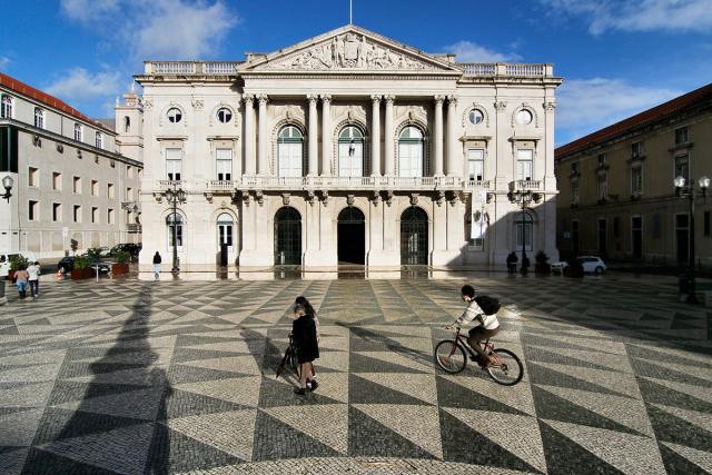 Impostos do imobiliário e turismo ajudam a engordar cofres da Câmara de Lisboa
