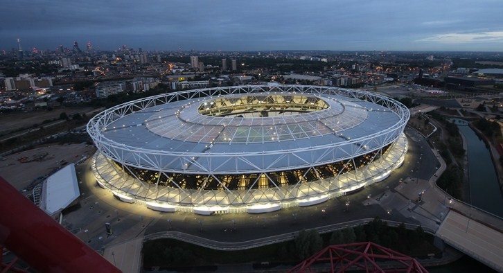 Estádio Olímpico de Londres, atual casa do West Ham floodlitlondonstadium