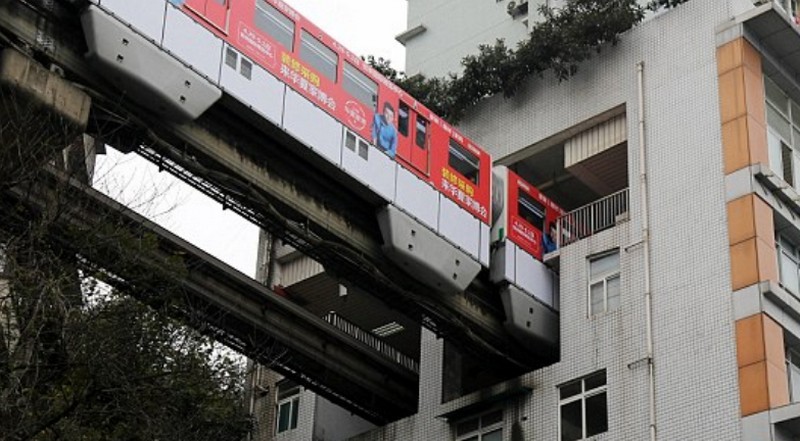 Comboio à porta de casa? O metro da cidade chinesa de Chongqing atravessa apartamentos