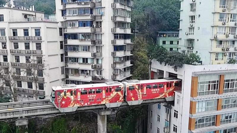Comboio à porta de casa? O metro da cidade chinesa de Chongqing atravessa apartamentos