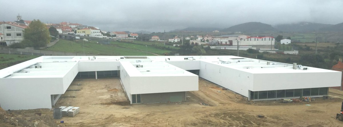 Grupo de pais frustrados, por não encontrar a escola ideal para os filhos, decide construir colégio dos sonhos