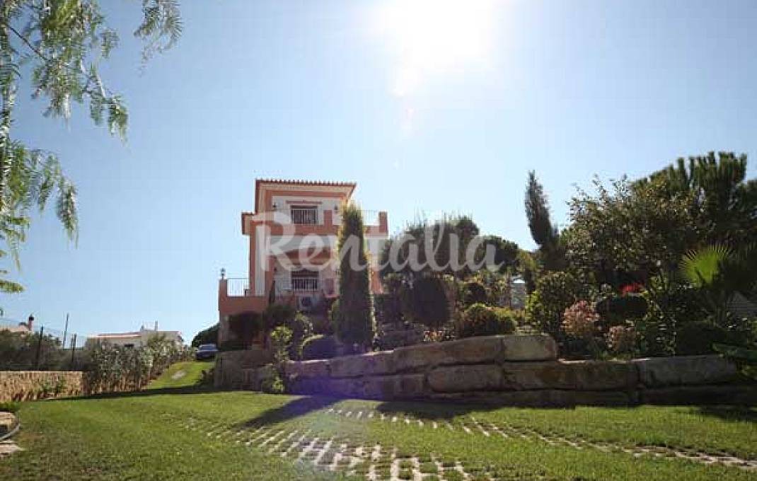 Casas de fim de semana: Uma vivenda com piscina e oito quartos em Albufeira 