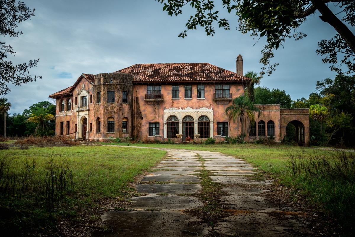 Com 440.000 euros podes comprar esta mansão fantasma na Florida