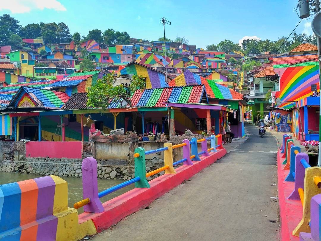 A pequena aldeia na Indonésia que “renasceu” colorida e está a atrair milhares de turistas