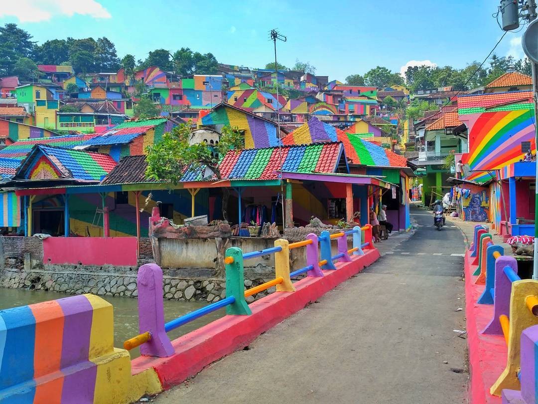 A pequena aldeia na Indonésia que “renasceu” colorida e está a atrair milhares de turistas 