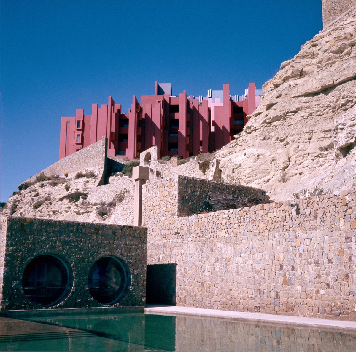 la_muralla_roja_02