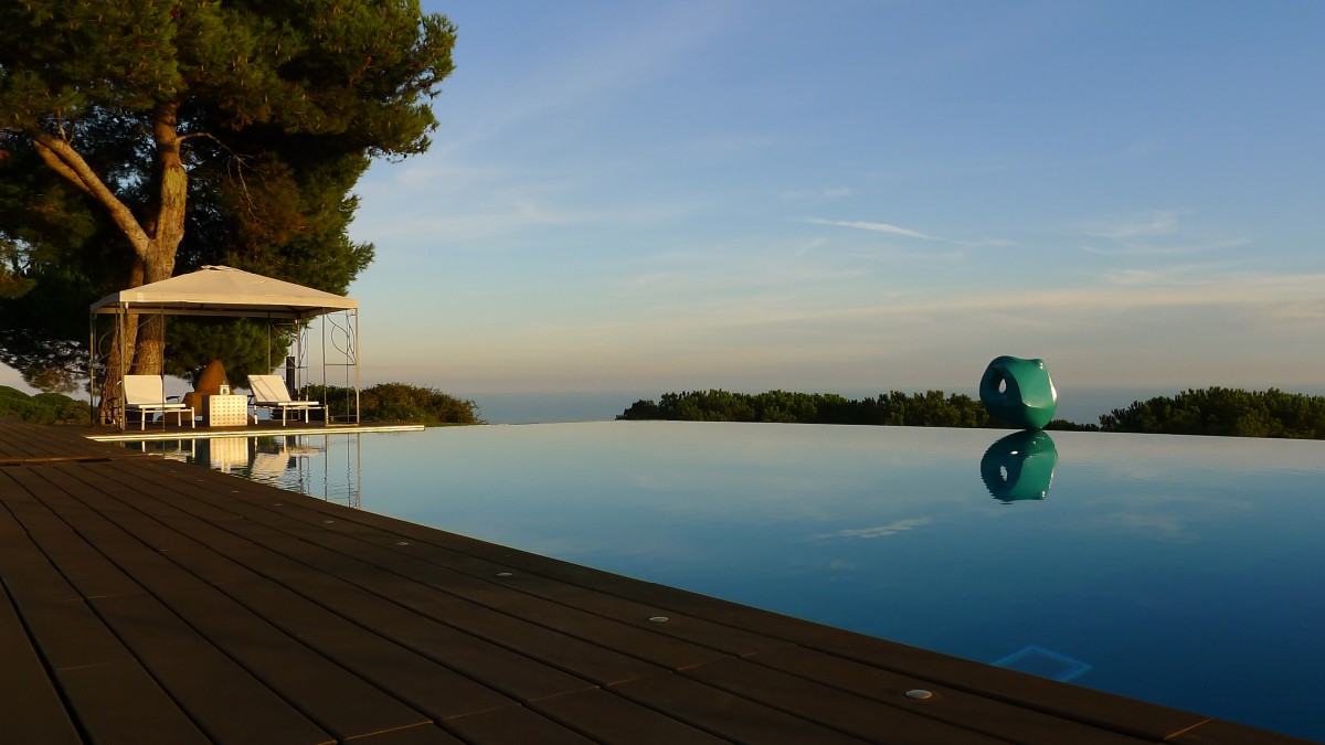 Esta impressionante casa em forma de barco está à venda