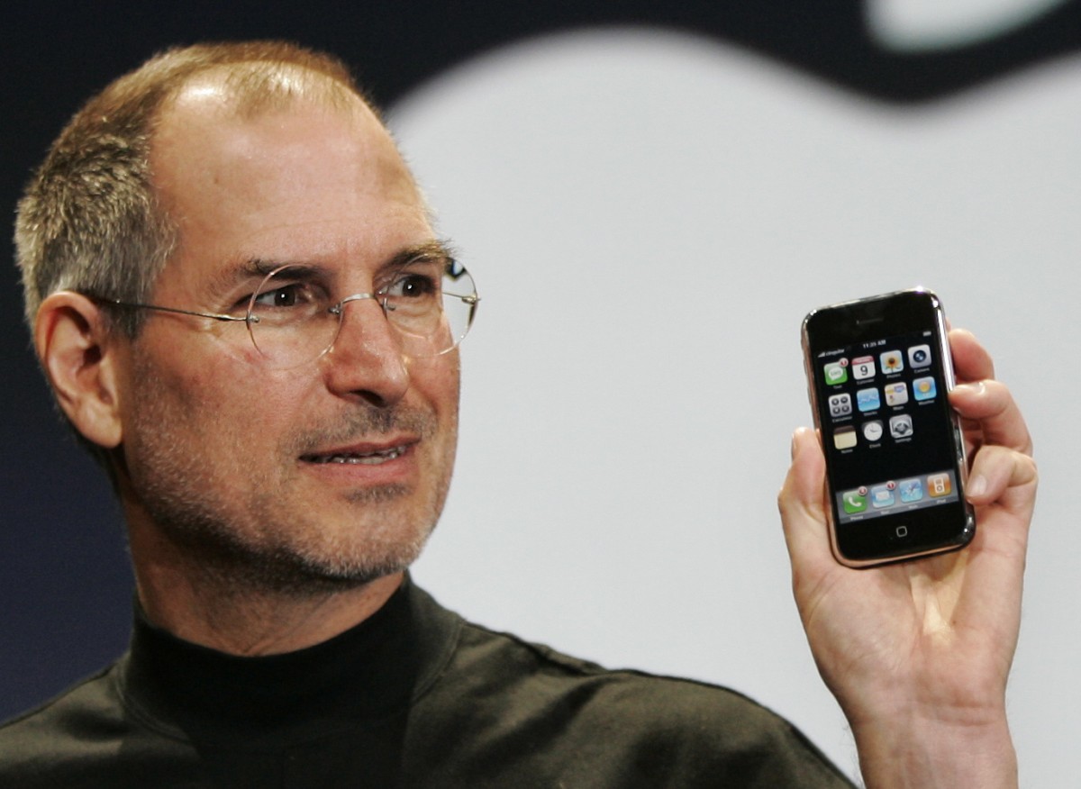iPhone apareceu há dez anos. Se tens um antigo guarda-o porque pode valer muito dinheiro