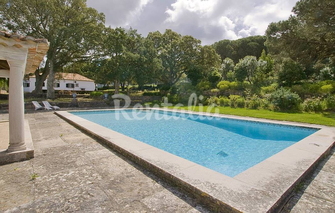 Casas de fim de semana: Encantador refúgio de montanha com piscina e perto da praia