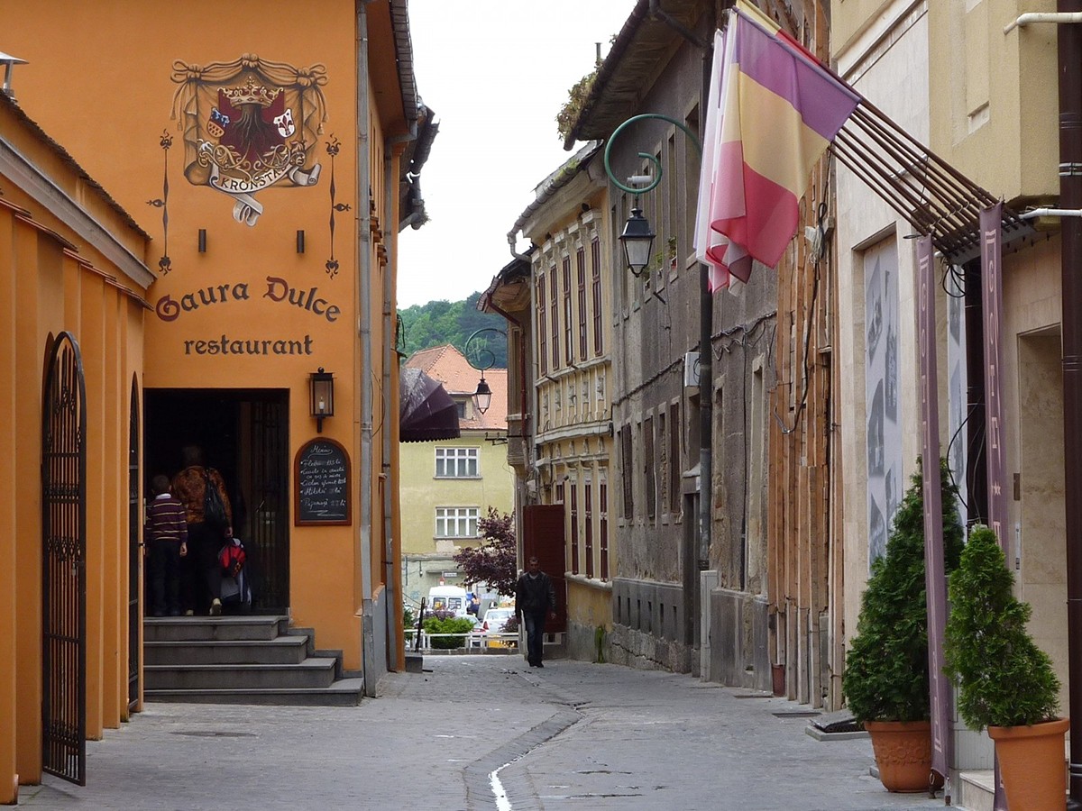 07_brasov-city-transylvania-romania-street-historic