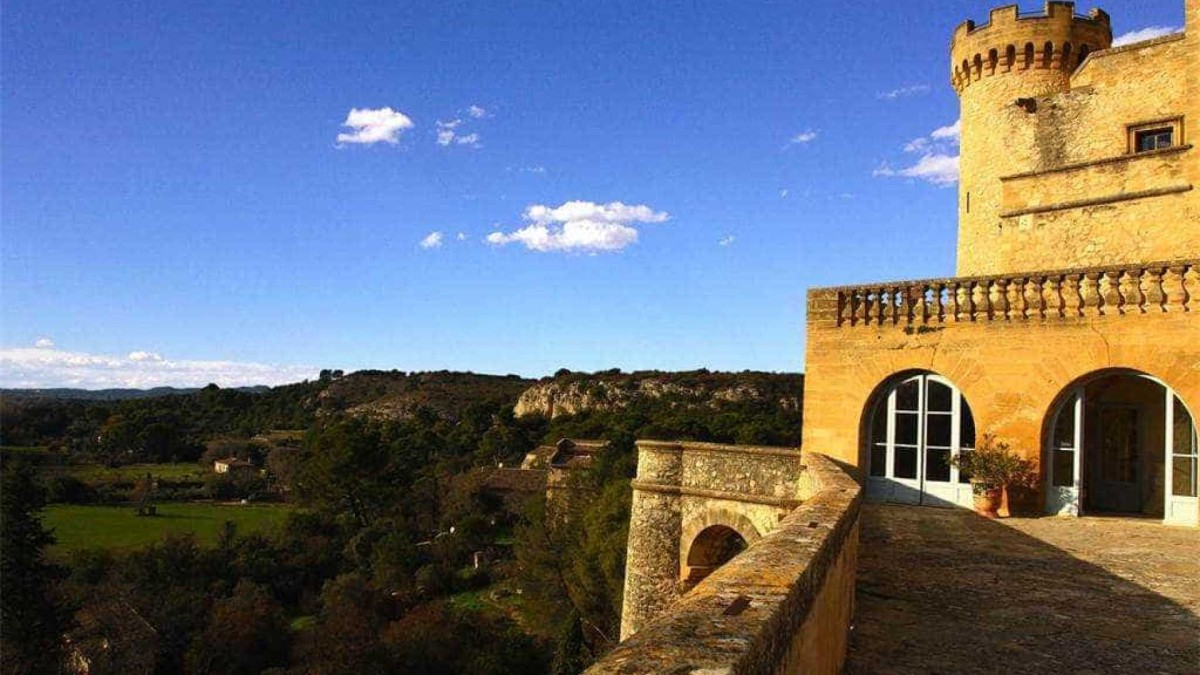 Este castelo milenar pode ser teu... por 15 milhões de euros