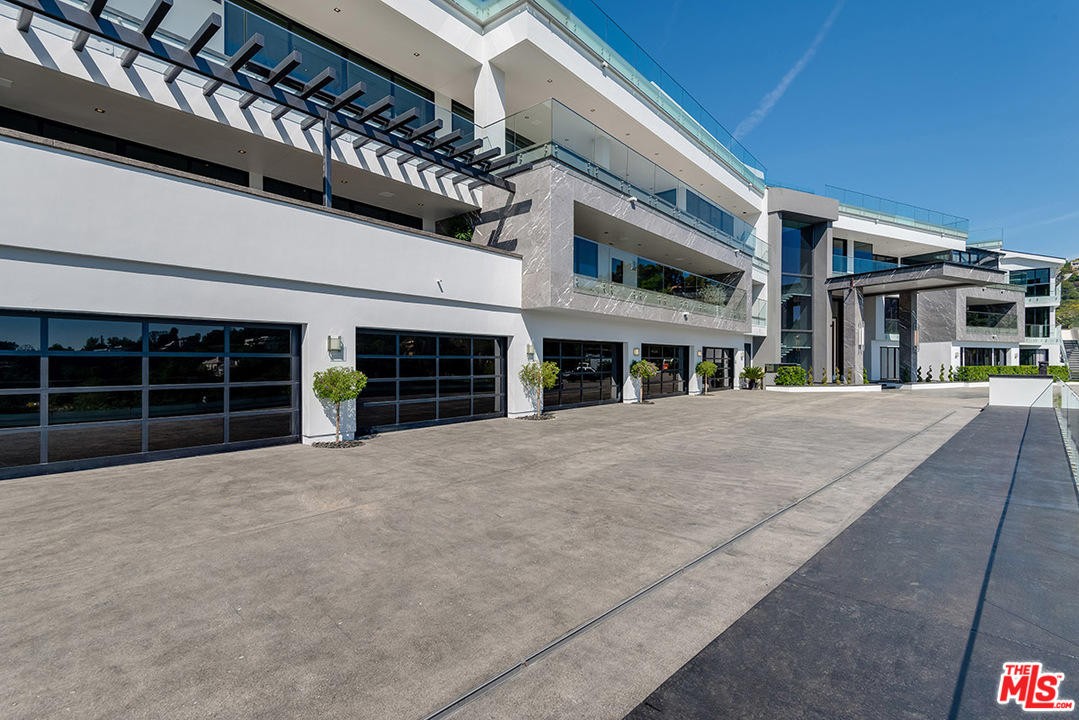 super-modern_mansion_in_los_angeles