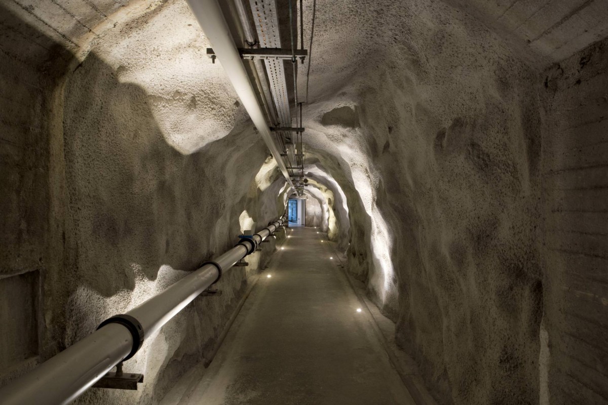 Este bunker suíço da Segunda Guerra Mundial... guarda um cofre gigante de bitcoins