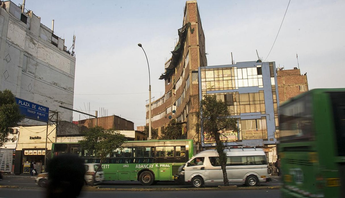 Sete andares e 1,2 metros de largura: o edifício ilegal no Peru que é um perigo mortal