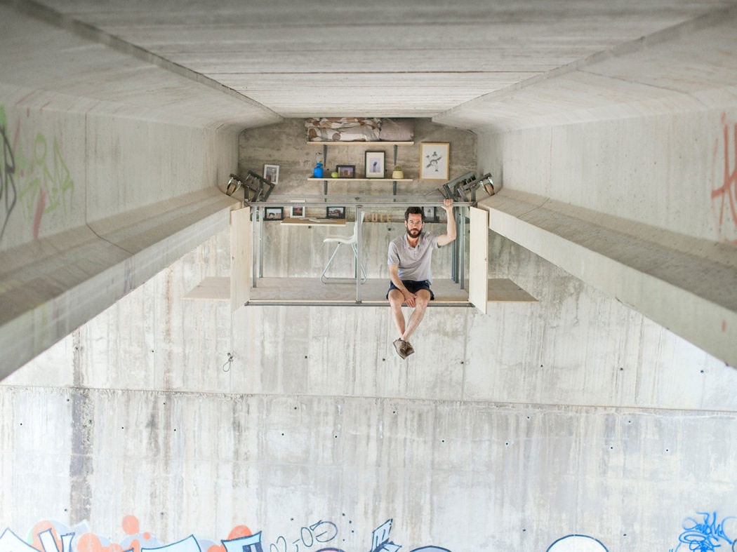 Este designer criou um estúdio incrível sob uma ponte em Valência