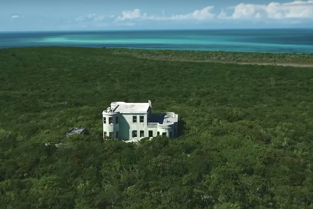 Vende-se uma ilha privada nas Bahamas... com direito a castelo nazi abandonado