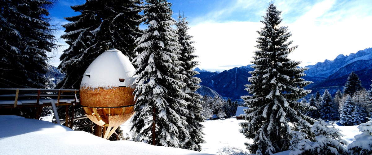 Esta casa na árvore em forma de ovo tem as melhores vistas para os Alpes italianos