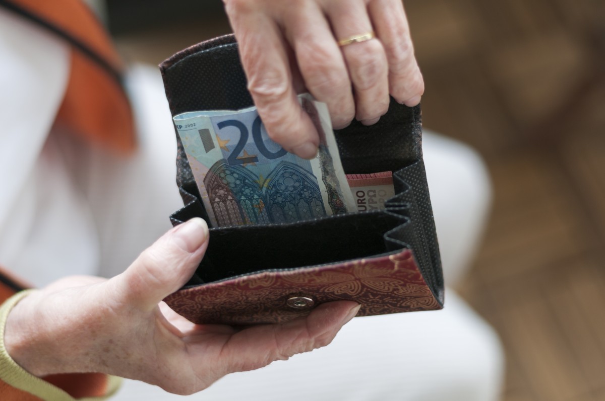 Portugueses andam com 29 euros na carteira, o valor mais baixo da Zona Euro 