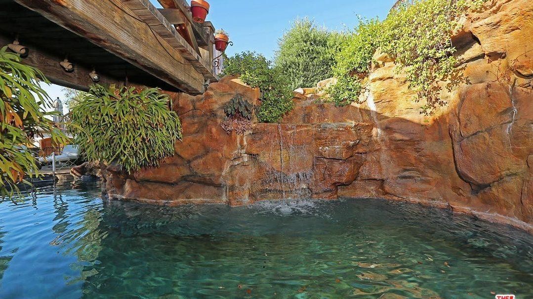 A piscina inclui uma ponte