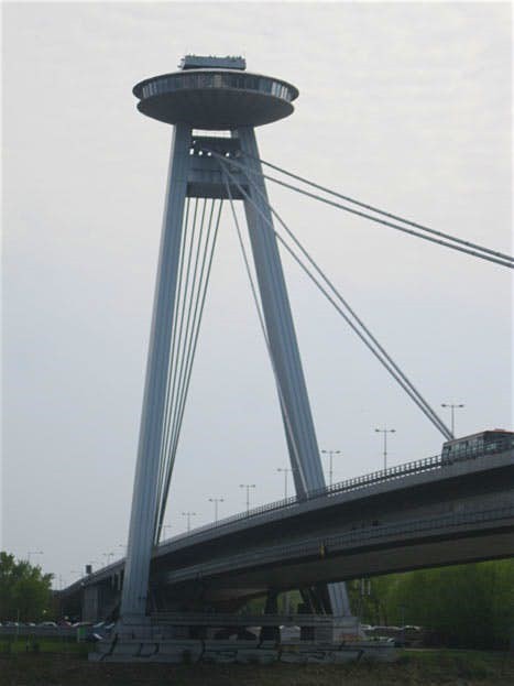 Restaurante em forma de disco voador, em Bratislava salas_11