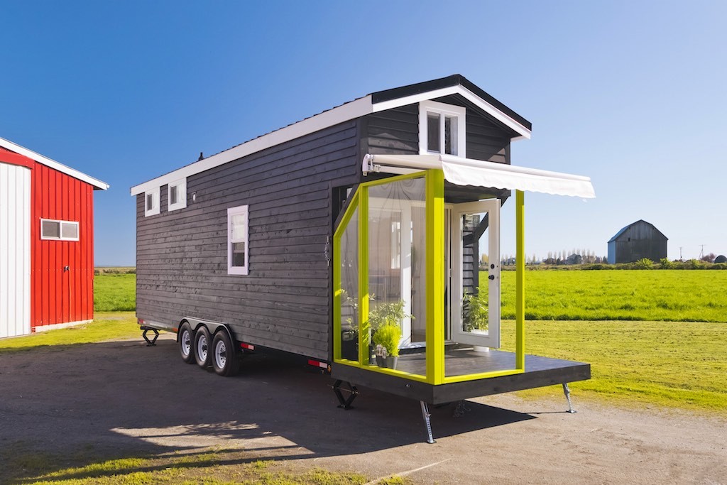 Esta minicasa sobre rodas foi personalizada pela Mint Tiny House Company